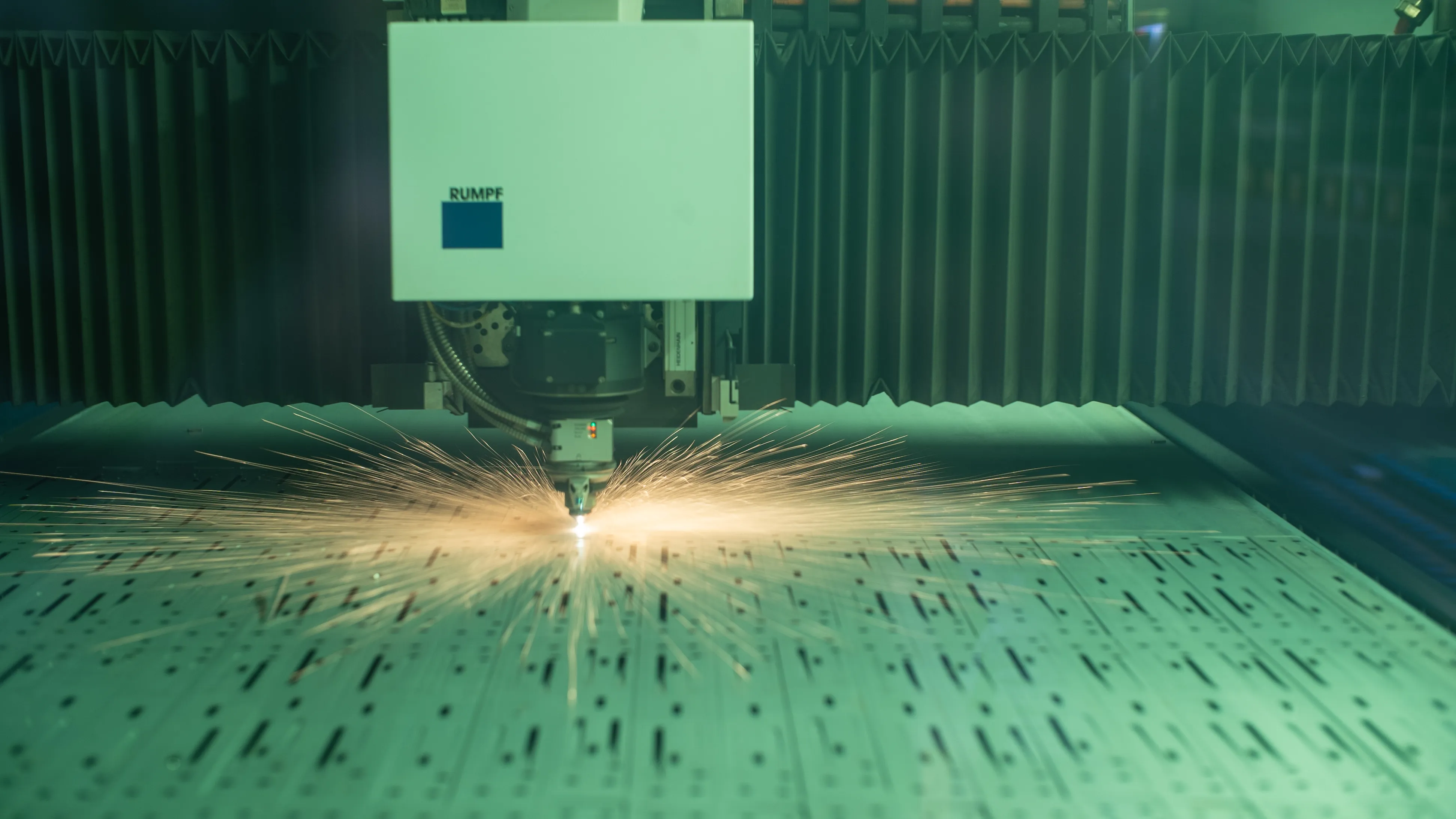 Découpe laser d'une tôle à partir d'un fichier DXF ou STEP dans une usine partenaire Tolery