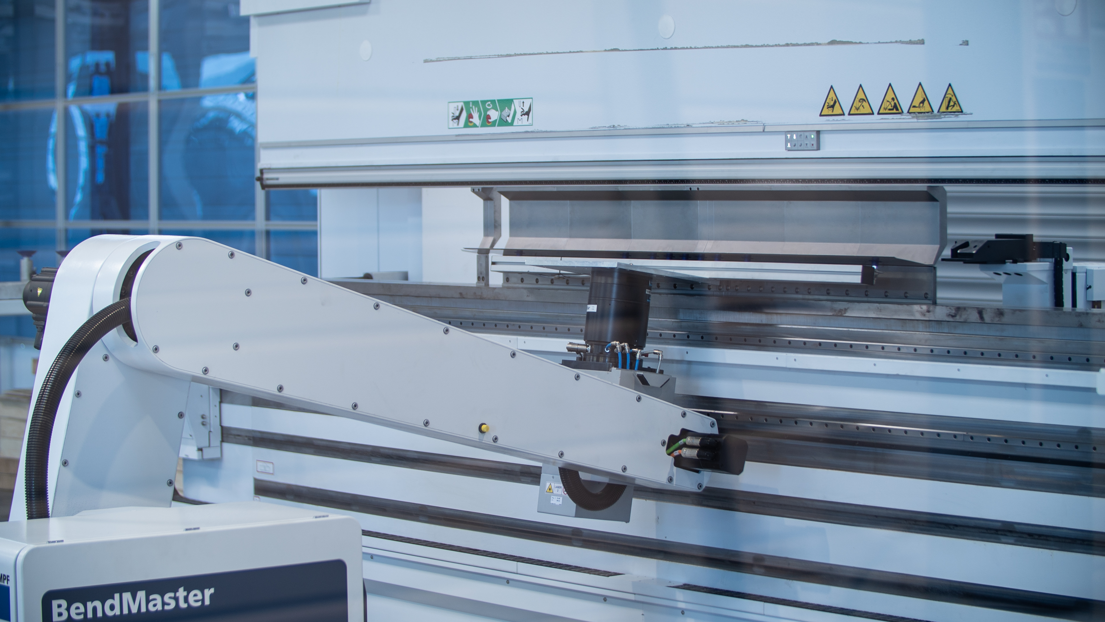 Robot de pliage BendMaster pliant une pièce en aluminium