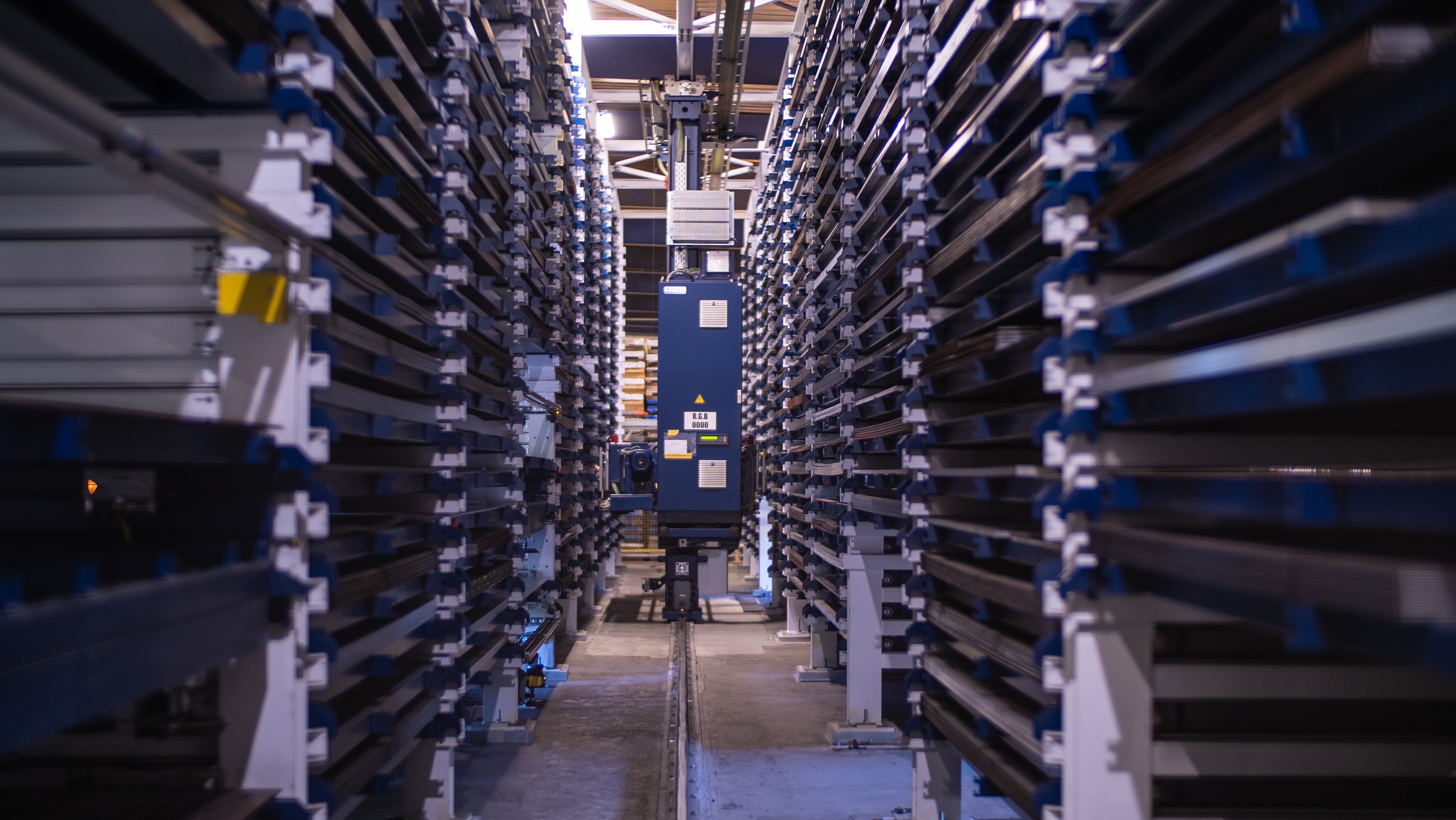 Magasin automatique de tôles relié aux poinçonneuses dans une usine du réseau Tolery