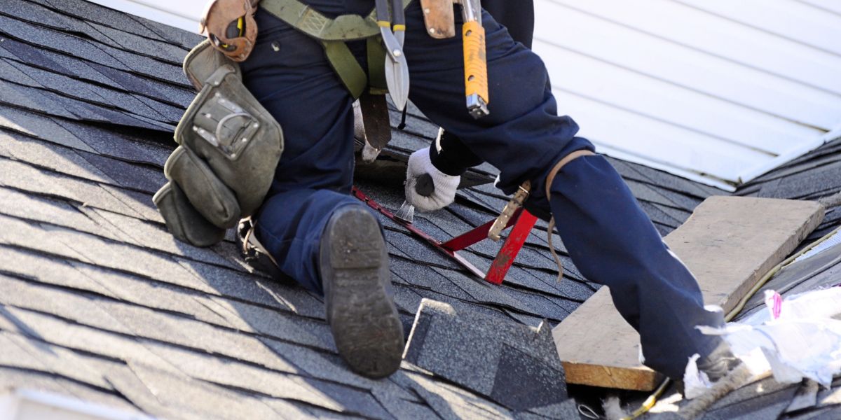 roofing subcontractor replacing shingles on an Akron home