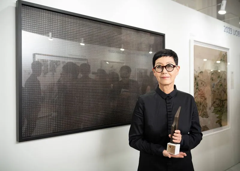 ↳ BA (Hons) Fine Arts alumni Om Mee Ai. Image credit: UOB Painting of the Year