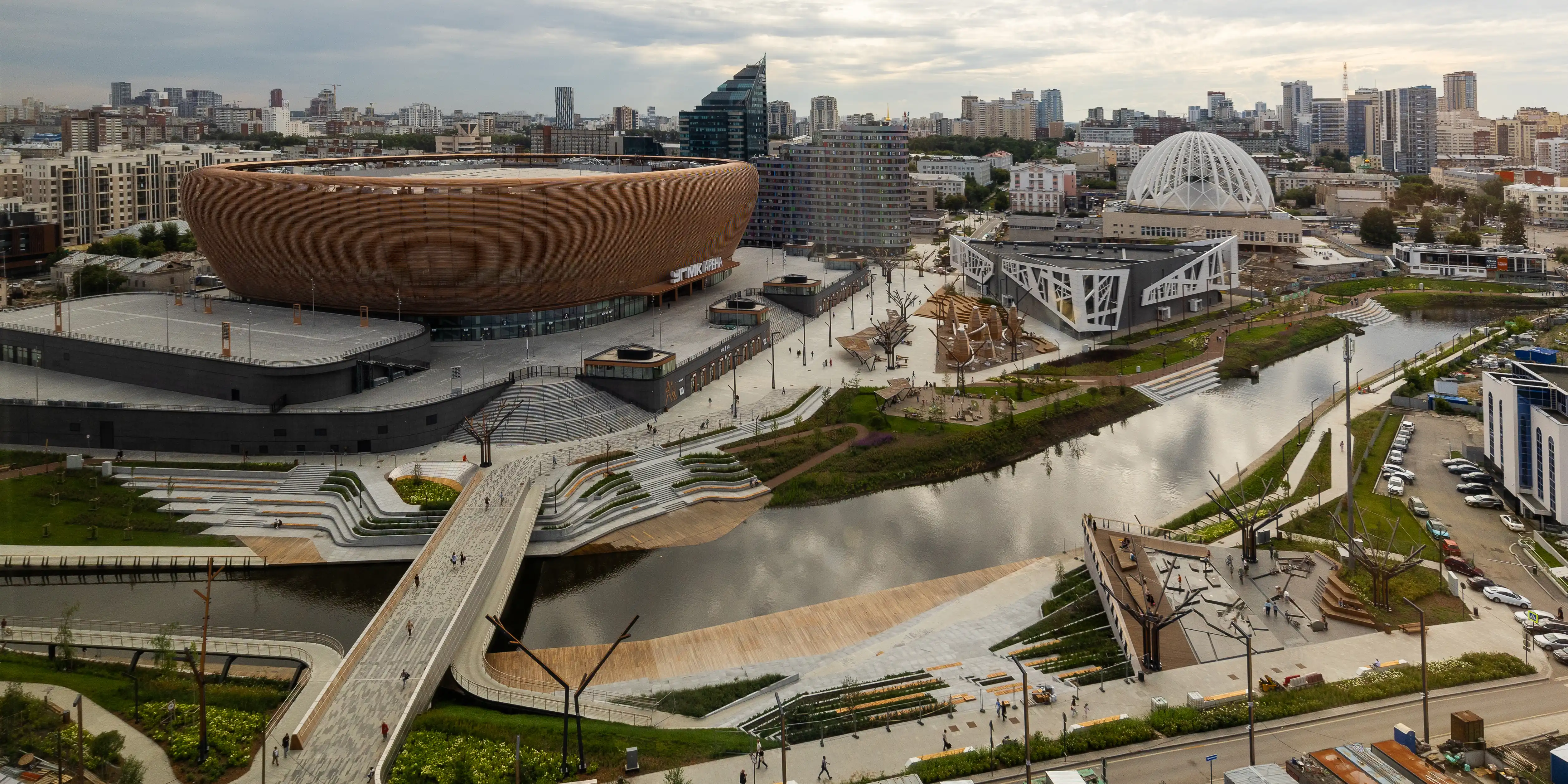 Ein Mann und eine Frau arbeiten im Hintergrund an der Konstruktion des Projekts. 