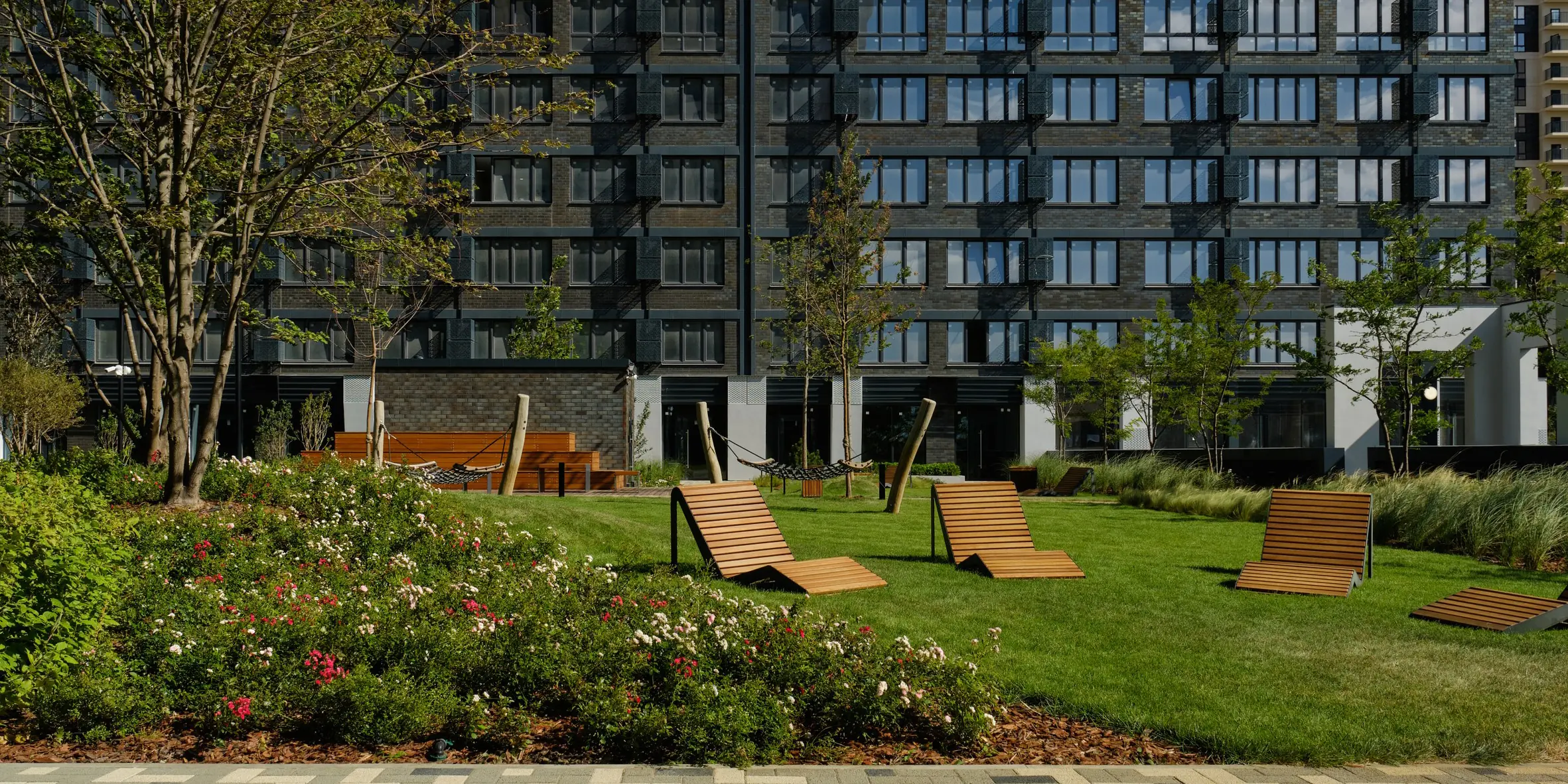 Ein Mann und eine Frau arbeiten im Hintergrund an der Konstruktion des Projekts. 