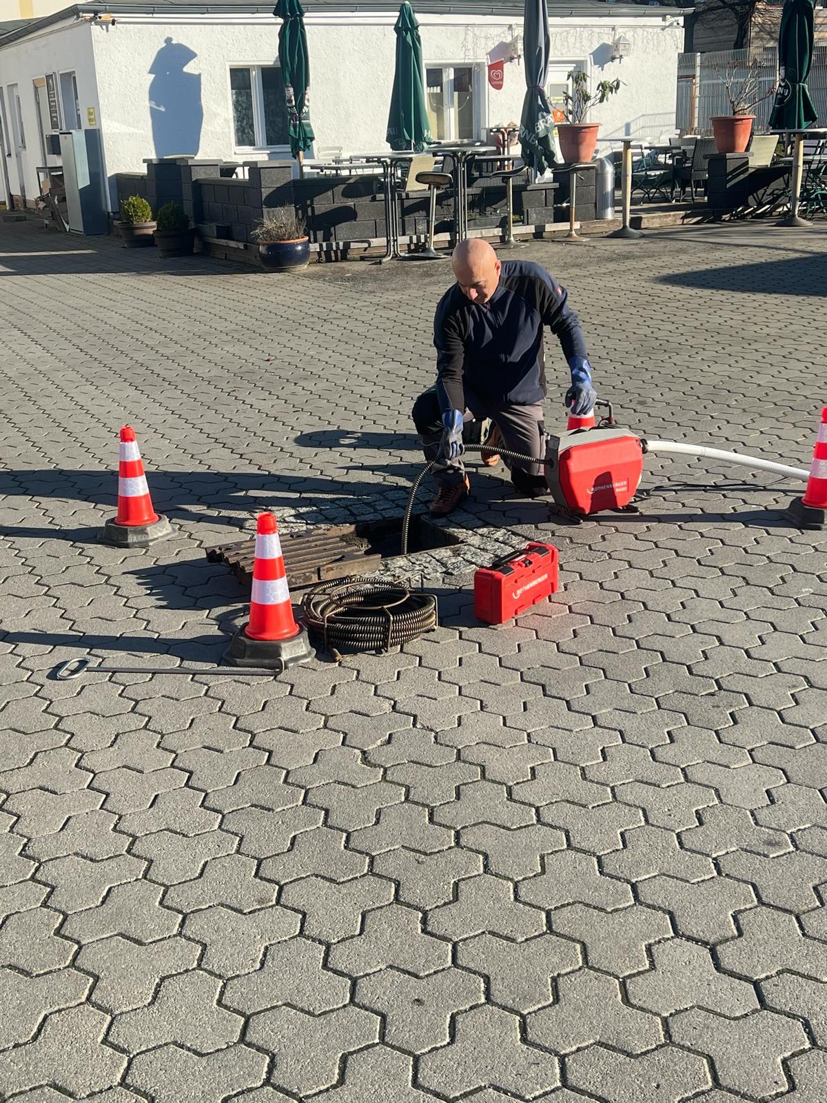 Unser Mitarbeiter im Einsatz bei einer Kanalreinigung.