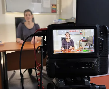 Une caméra affiche son visuel en temps réel, capturant une professionnelle de santé en action lors de la réalisation d’un MOOC. Cette image souligne la rigueur du tournage et l’expertise des équipes dans la création de ressources pédagogiques numériques.