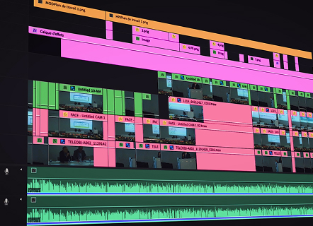 Sur l’écran d’un ordinateur, le logiciel de montage vidéo révèle ses lignes de vidéo, ses coupes et ses pistes audio : le monteur assemble, découpe et synchronise les images, capturant l’essence du travail invisible derrière chaque vidéo réussie.