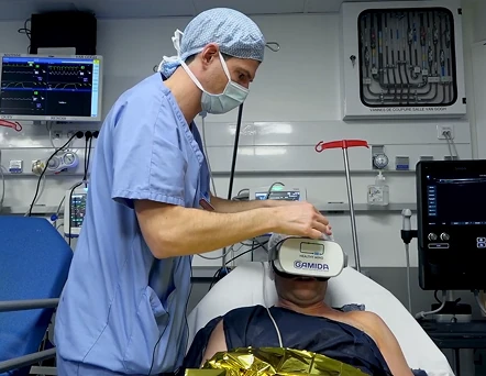 Praticien de santé réalisant un acte médical en secteur stérile, équipé d’une caméra VR sur les yeux pour capturer l’intervention et offrir un point de vue immersif. L’équipe de PNS démontre sa capacité à se déplacer et à filmer dans des environnements spécifiques, y compris les secteurs stériles ou techniques, pour capturer l’authenticité des interventions professionnelles.
