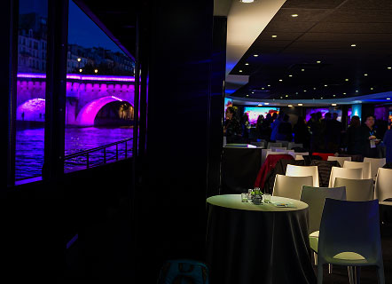 Ambiance nocturne sur une péniche à Paris, au moment d’un cocktail organisé après l’événement par PNS. Cette image illustre la convivialité, l’élégance et la réussite d’un événement au cœur de la capitale, où les participants profitent du cadre unique de la Seine et de la qualité de l’organisation.
