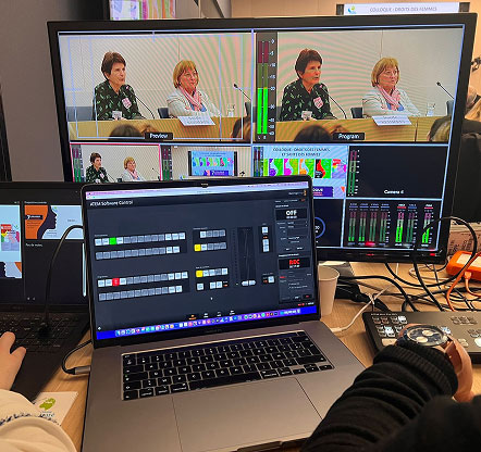 Vue d’un écran de contrôle et de deux ordinateurs composant une régie vidéo mobile. Ce dispositif met en avant la capacité à piloter, mixer et diffuser plusieurs sources vidéo en temps réel, garantissant la qualité et la fluidité des productions audiovisuelles lors d’événements nomades ou de diffusions en direct.