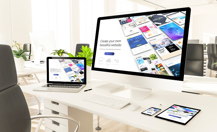 Bureau équipé de plusieurs supports multimédias (ordinateur, tablette, smartphone) affichant la même page web, démontrant la réussite d’un web responsive. L’image souligne l’importance d’une conception adaptative, permettant aux utilisateurs d’accéder à un contenu homogène et fluide, quel que soit l’appareil utilisé.