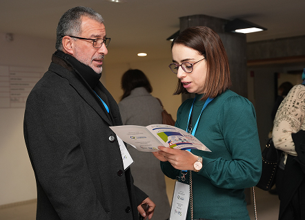 Deux professionnels consultent un dépliant dédié à un séminaire ou colloque médical, symbolisant l’importance de la formation continue, de la mise à jour des connaissances et de la participation à des événements scientifiques en santé.