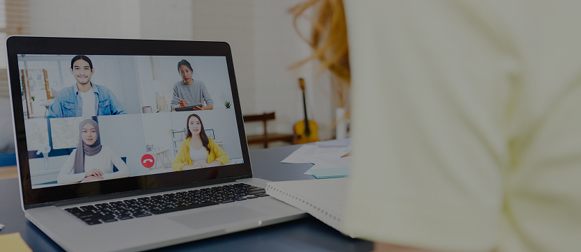 Personne en formation médicale en ligne, échangeant à distance avec d’autres participants visibles à l’écran