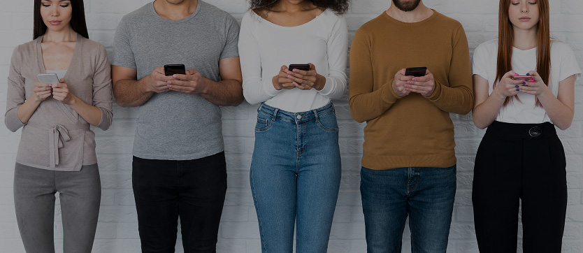 File de personnes engagées sur leurs réseaux sociaux via smartphone, illustrant l’utilisation des outils numériques pour la communication et l’information.