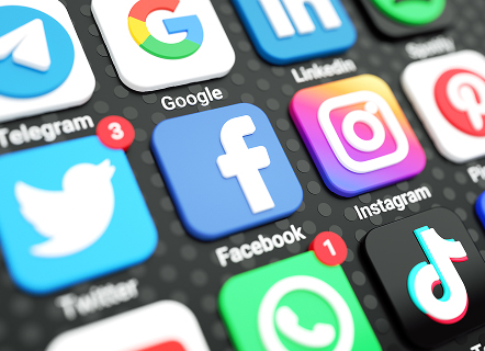 Icônes des réseaux sociaux populaires : Facebook, Instagram, Twitter, TikTok, WhatsApp, Google et LinkedIn sur écran de smartphone.