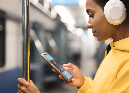 Un utilisateur consulte des contenus éducatifs sur la santé via son smartphone, tout en voyageant dans les transports en commun. Cette image met en avant la flexibilité de la pédagogie numérique en santé, permettant de se former et de s’informer à tout moment, même en mobilité.