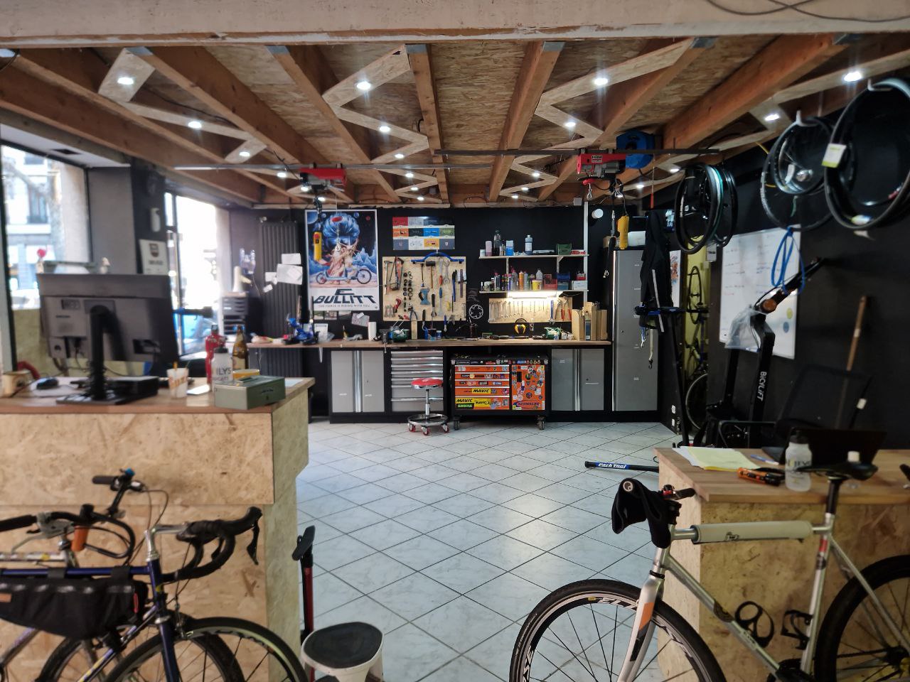 Atelier de réparation de vélo-cargo à Lyon 3ème.