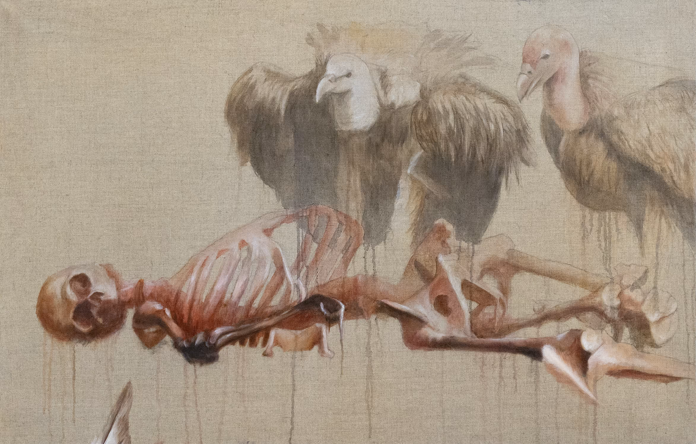 Obraz szkieletu ludzkiego leżącego na boku z trzema padlinożerczymi ptakami stojącymi nad nim na tle beżowego płótna.