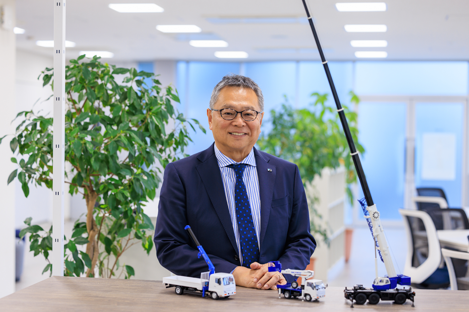 スーツを着た男性AI 生成コンテンツは誤りを含む可能性があります。