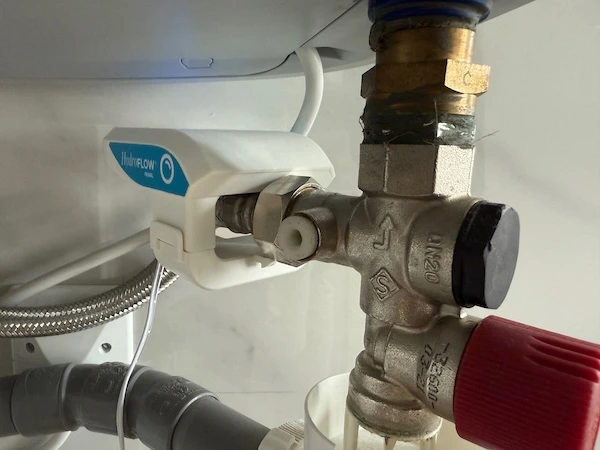 HYDROFLOW Pearl Plus installé autour d’une canalisation dans un espace réduit
