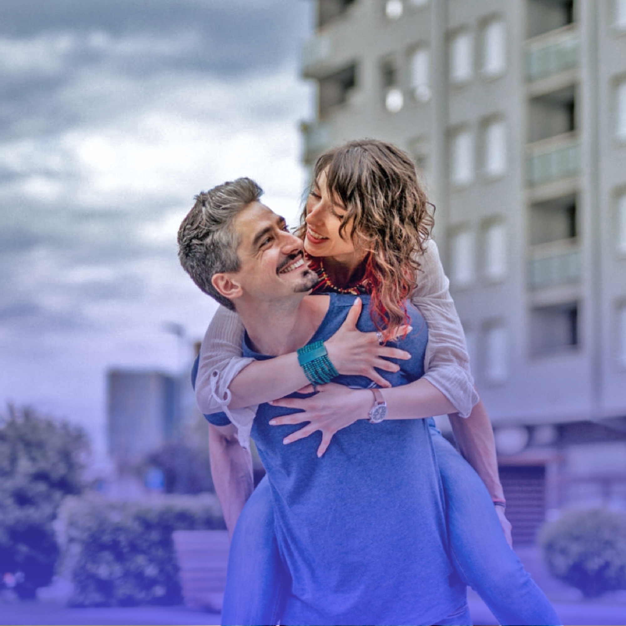 o-imovel-que-voce-quiser-atraves-do-consorcio-homem-e-mulher-comemorando-a-compra-do-apartamento-no-fundo