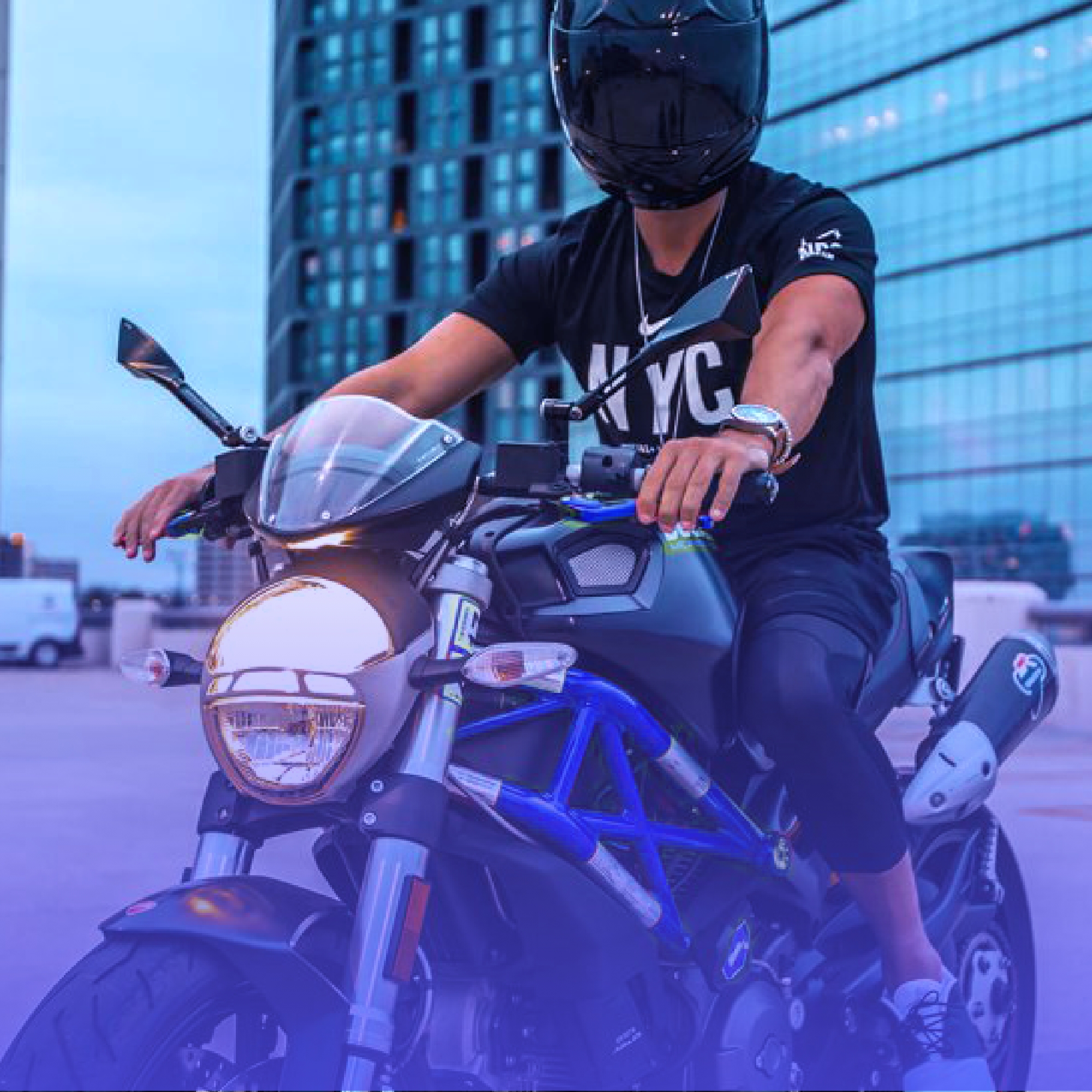 por-que-comprar-uma-moto-pelo-consorcio-homem-com-capacete-montado-em-uma-moto-azul