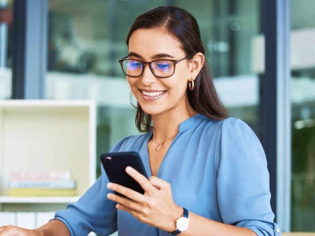 Pessoa utilizando o celular para pesquisar sobre como investir em consórcio