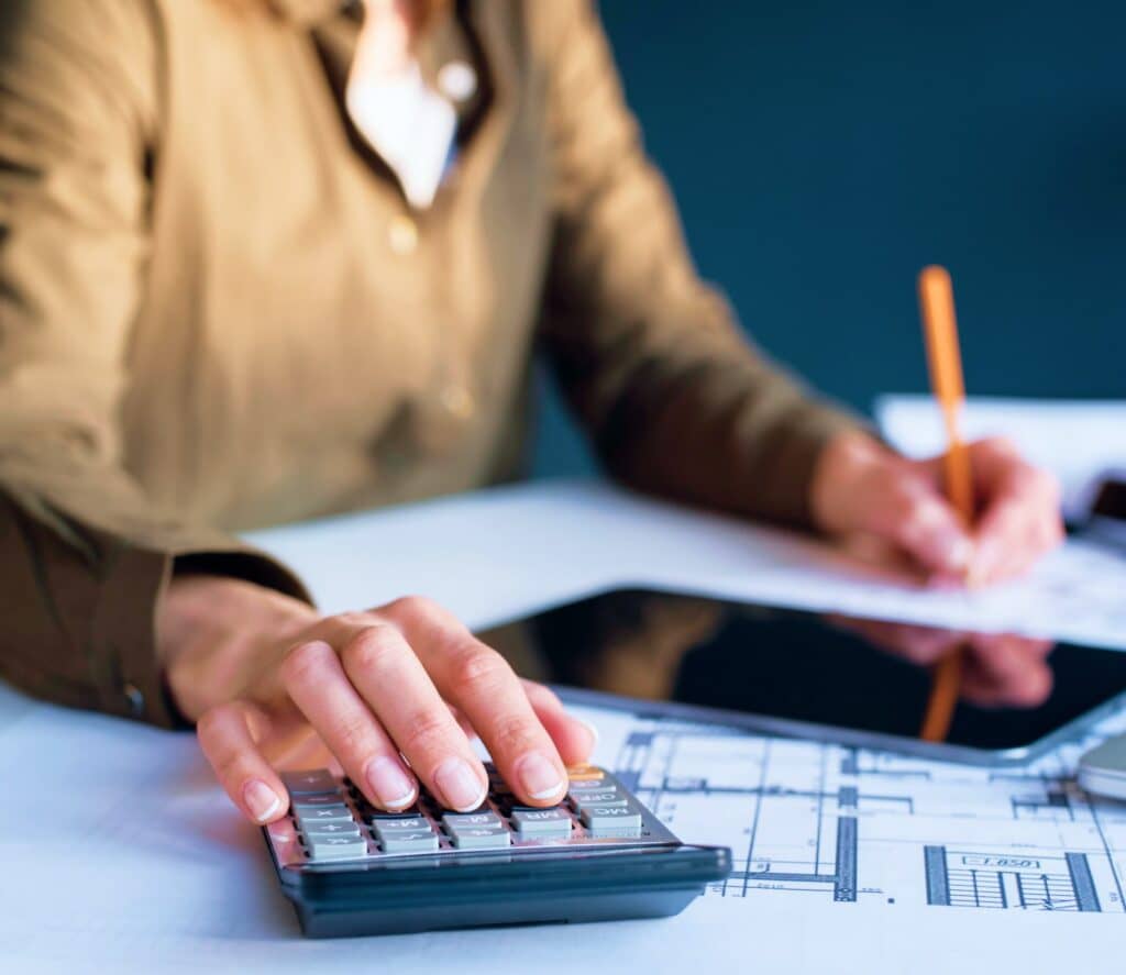 Pessoa analisando planilhas e estratégias de investimento em consórcio