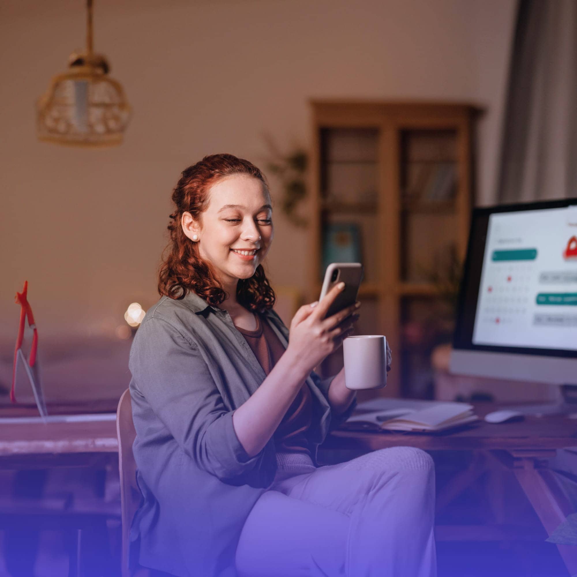 Mulher analisando documentos e planilhas no computador para planejar o valor do lance em consórcio.