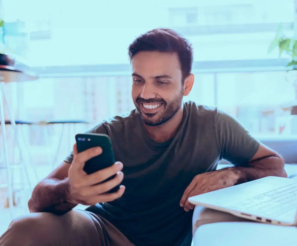 Mulher comemorando ao descobrir como aumentar o score do CPF na Serasa pelo celular