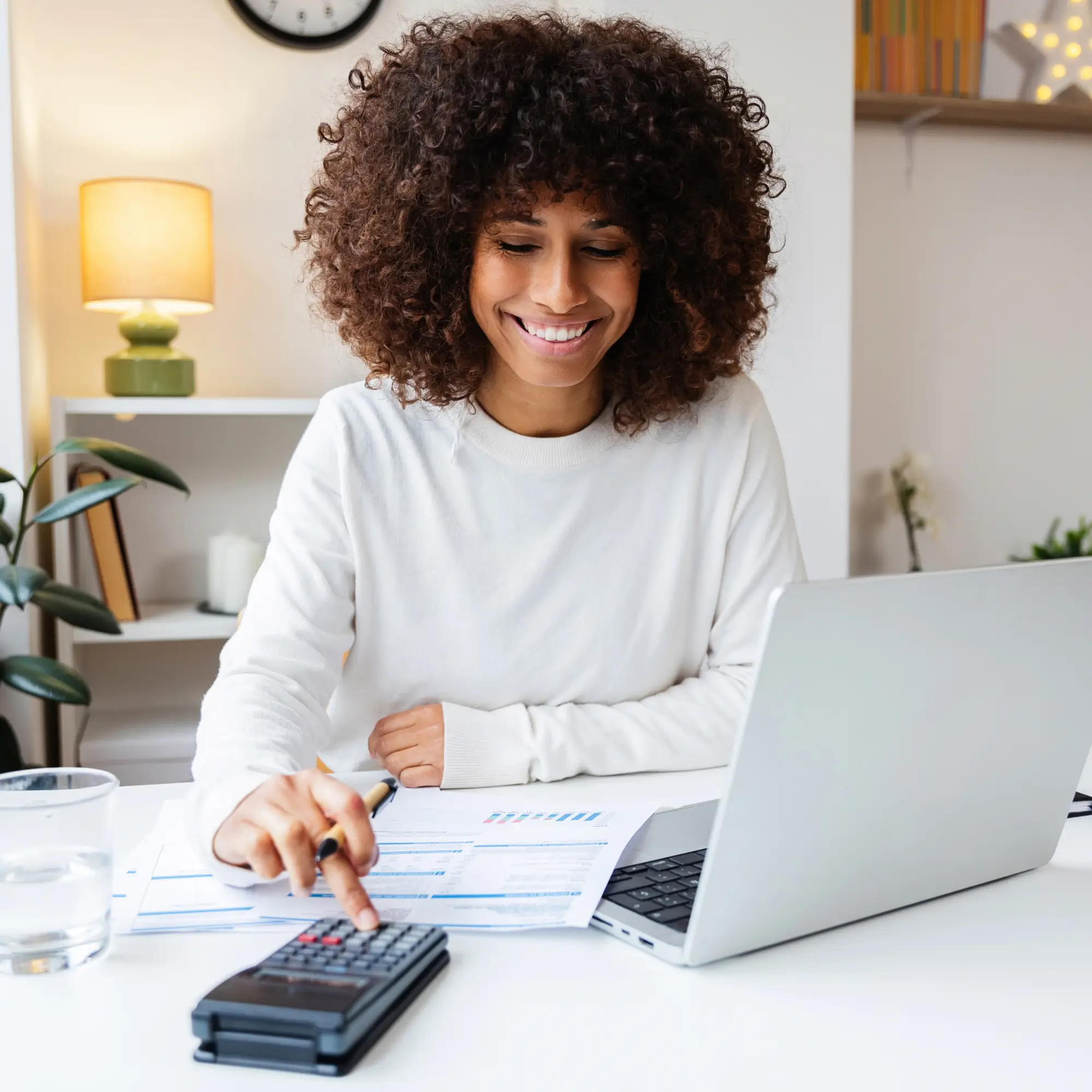 Planejamento financeiro para como comprar uma casa sem entrada, com documentos, calculadora e laptop