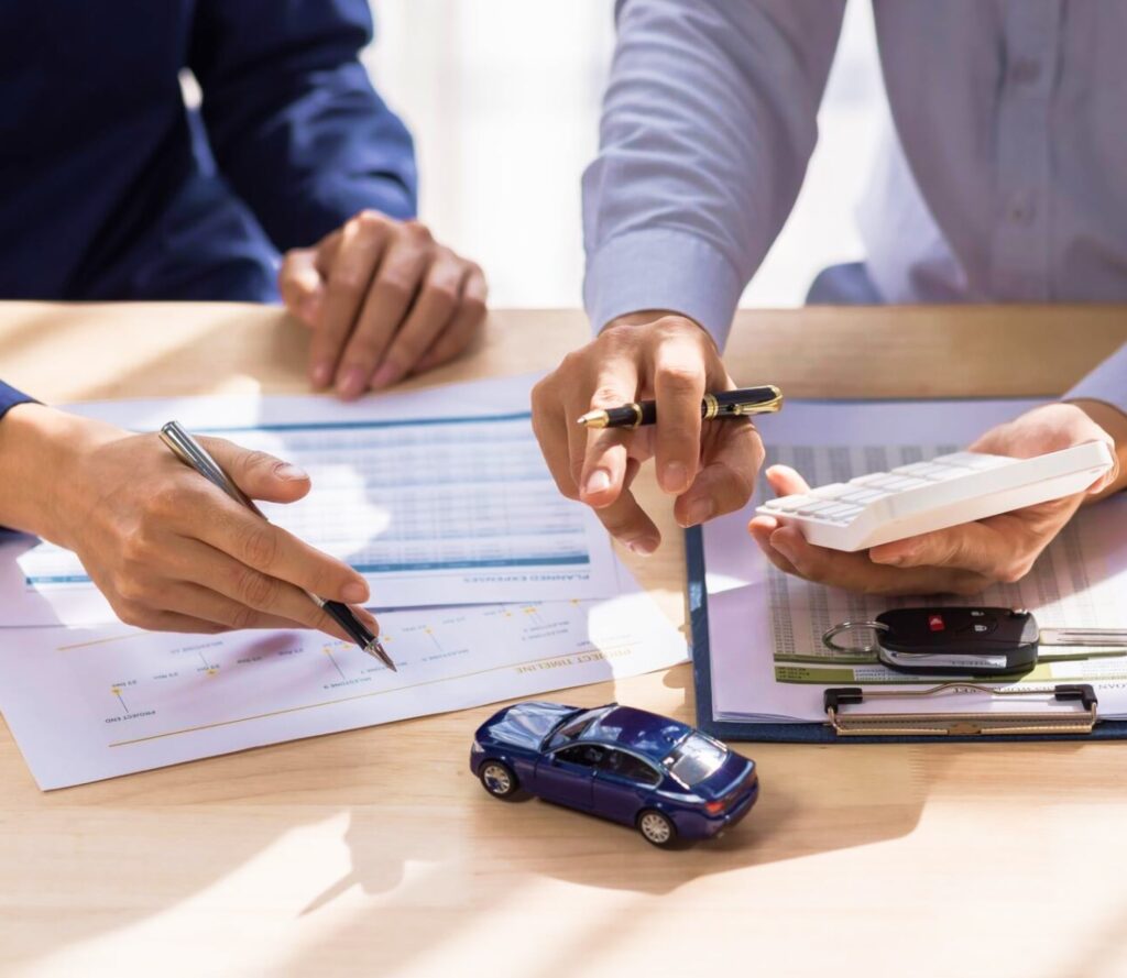 Documentos, calculadora e veículo representando alternativas para usar FGTS para comprar carro