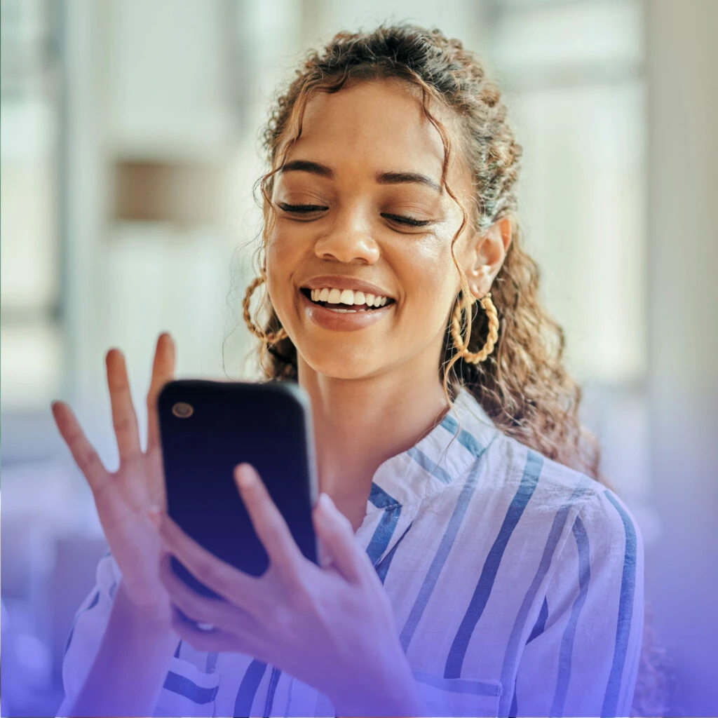 Mulher usando o celular para entender o que é lance livre no consórcio