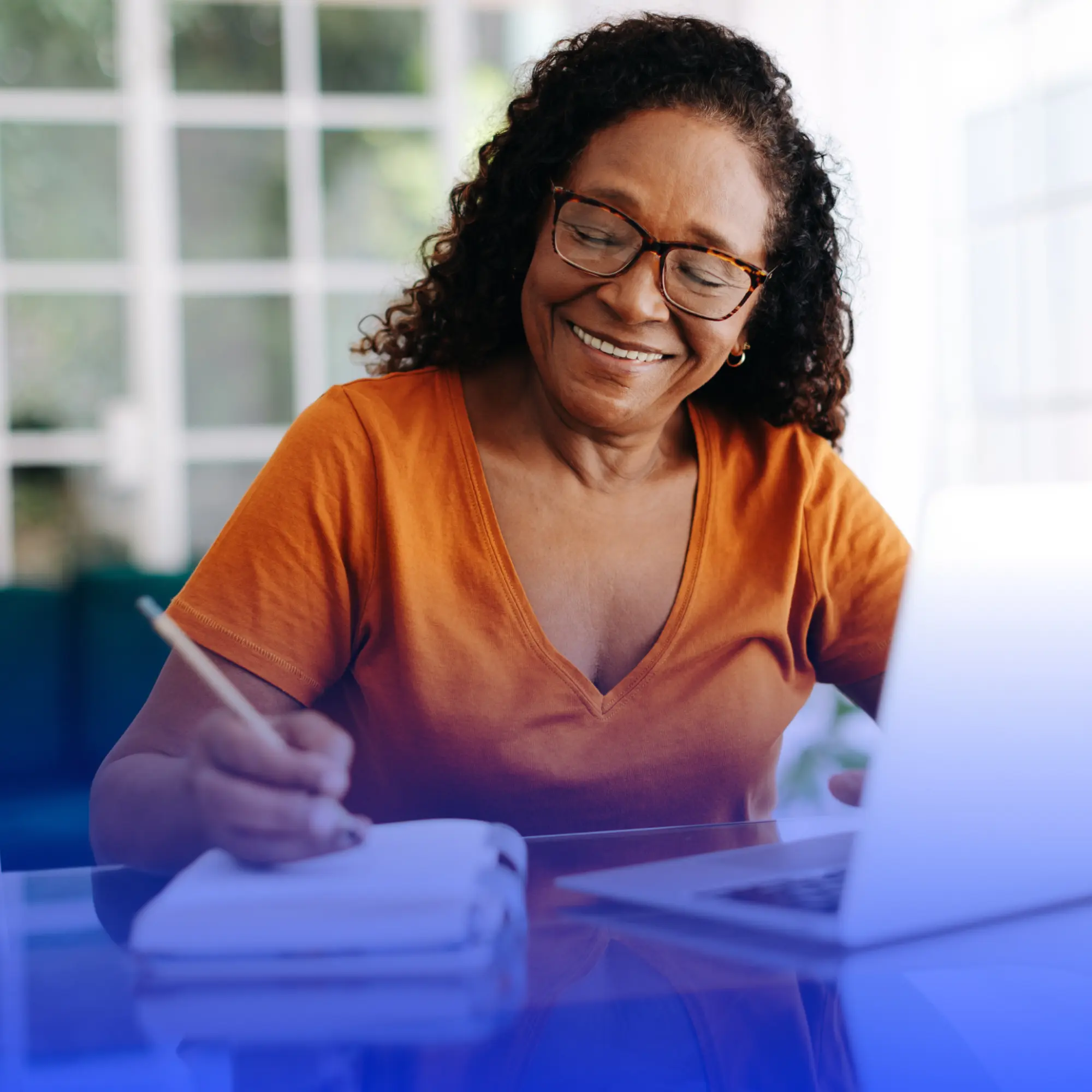 Mulher usando notebook para pesquisar como fazer um consórcio com segurança