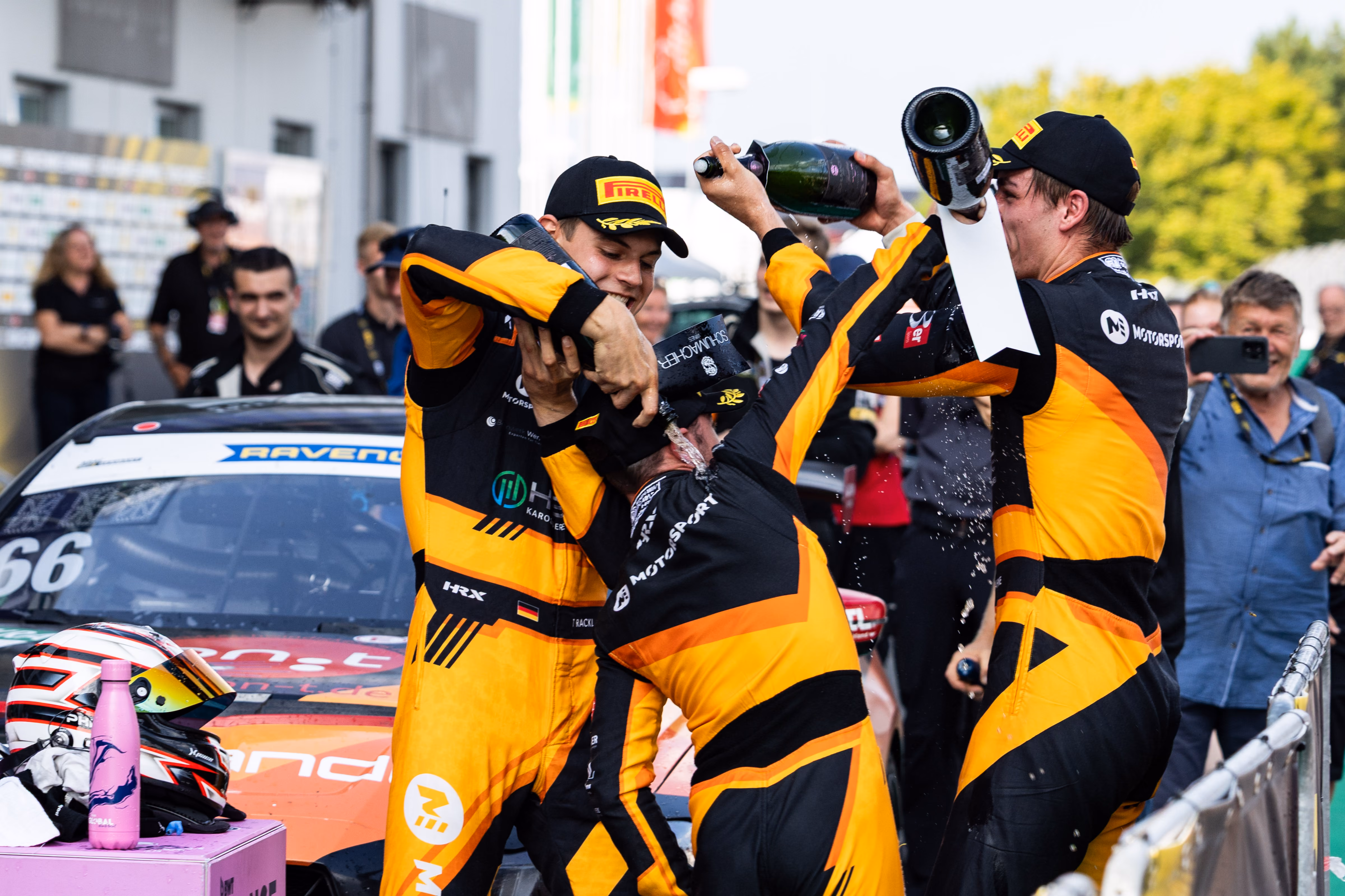Teammitglieder von ME Motorsport feiern gemeinsam nach einem Rennen.