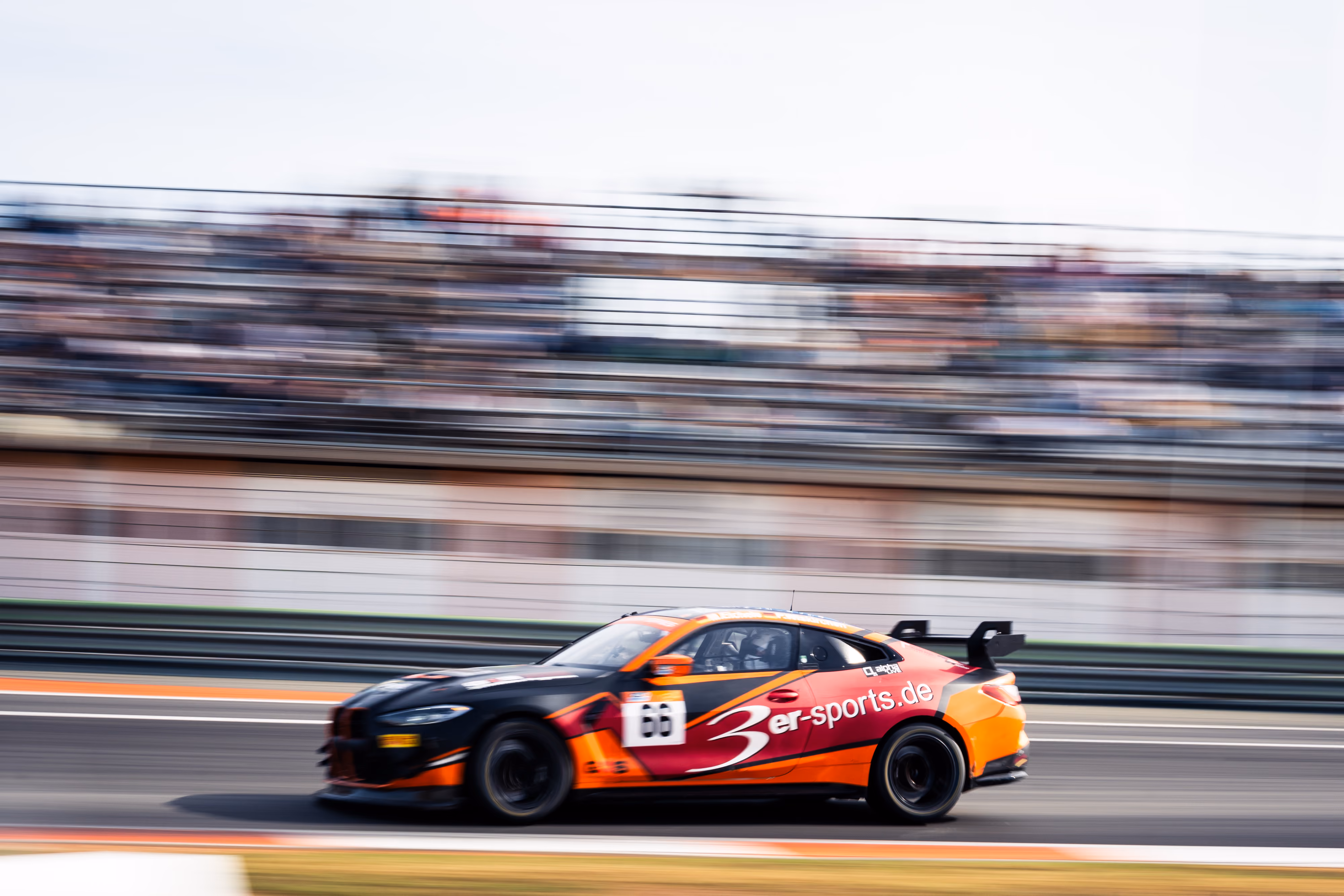 ME-Motorsport BMW M4 GT4 mit Startnummer 66 auf der Rennstrecke.