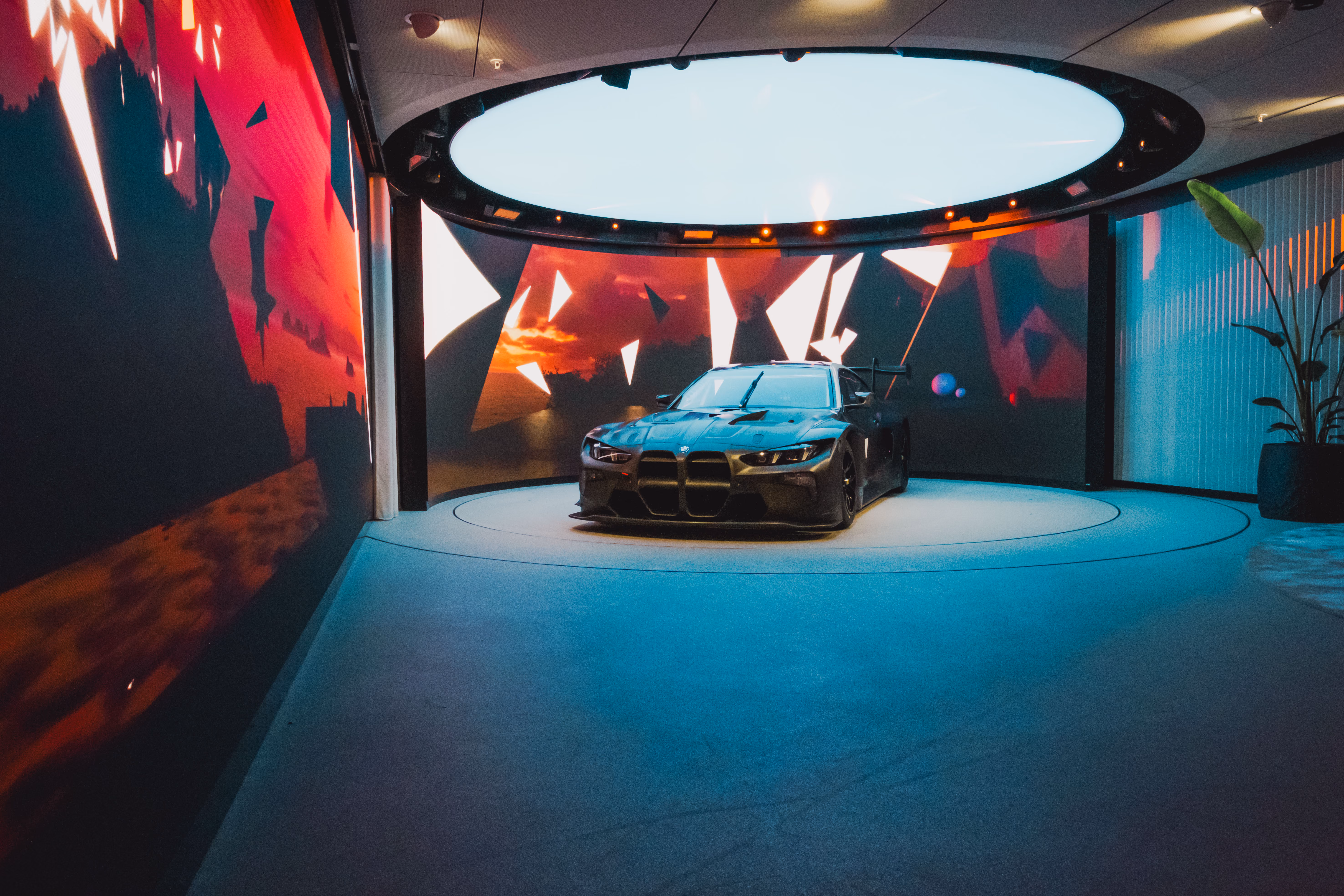 BMW M4 GT3 EVO im beleuchteten Fotostudio.