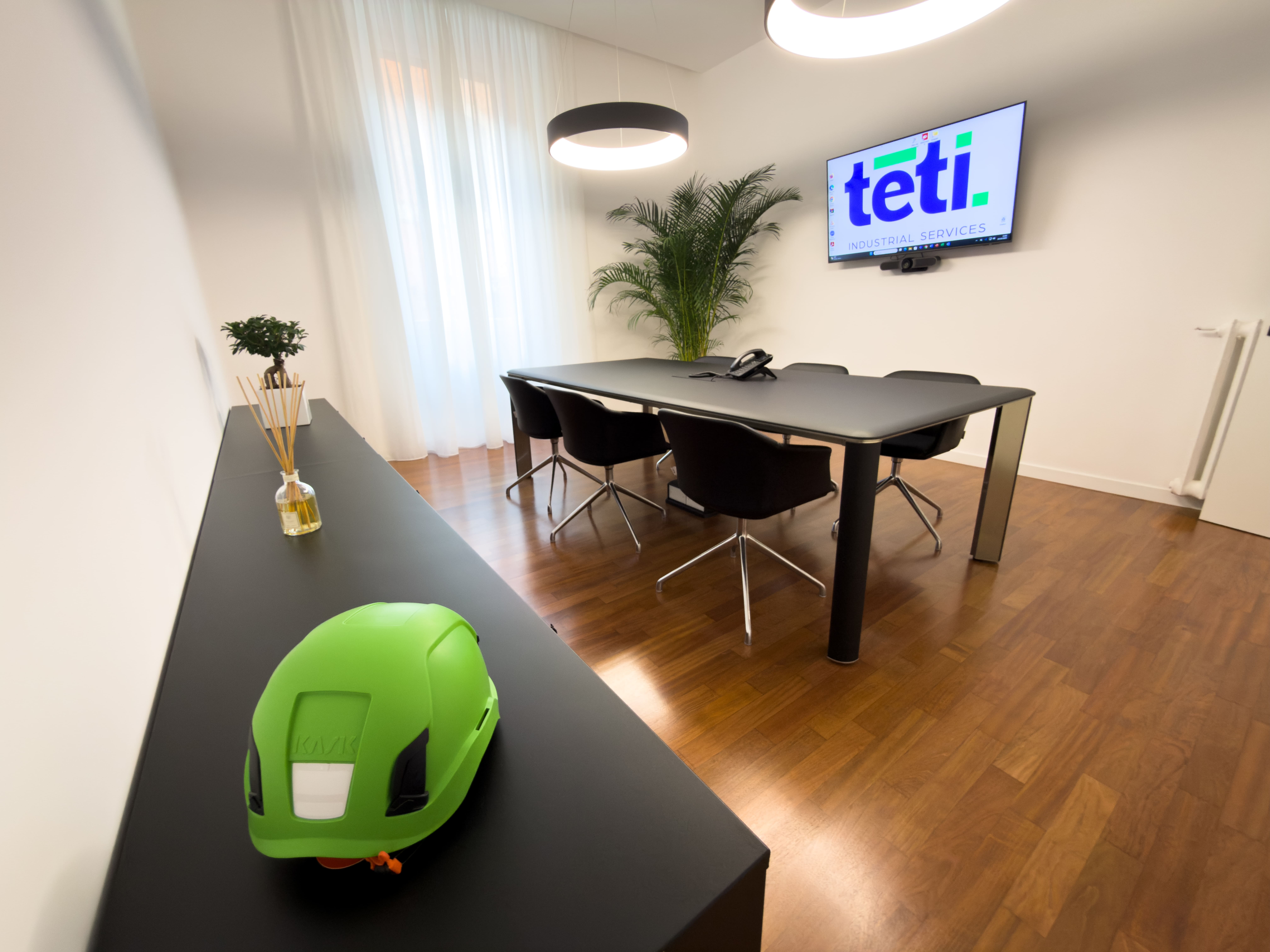 Ingresso uffici Teti Industrial Services con targhe