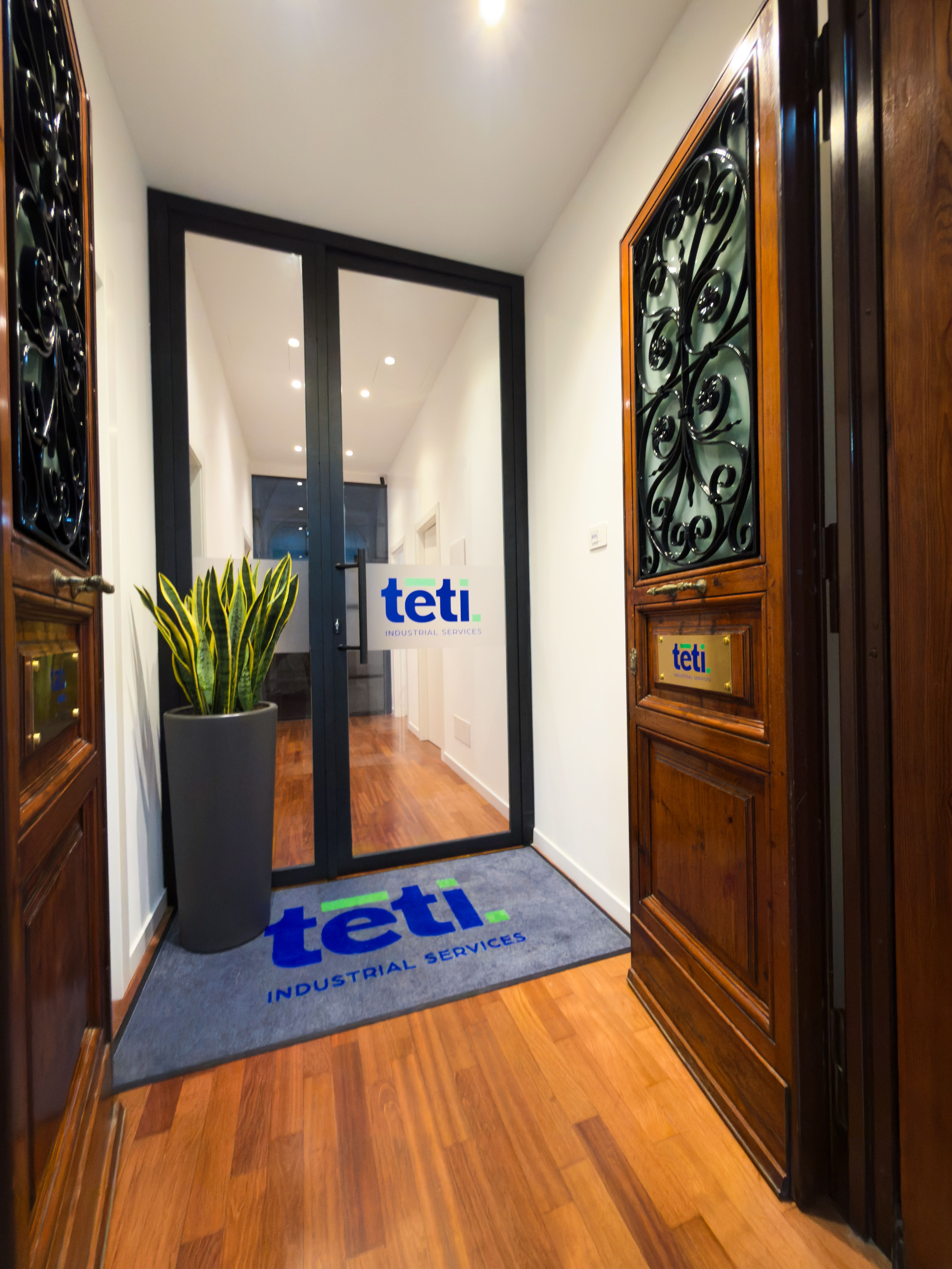 Ingresso Teti Industrial Services con zerbino brandizzato