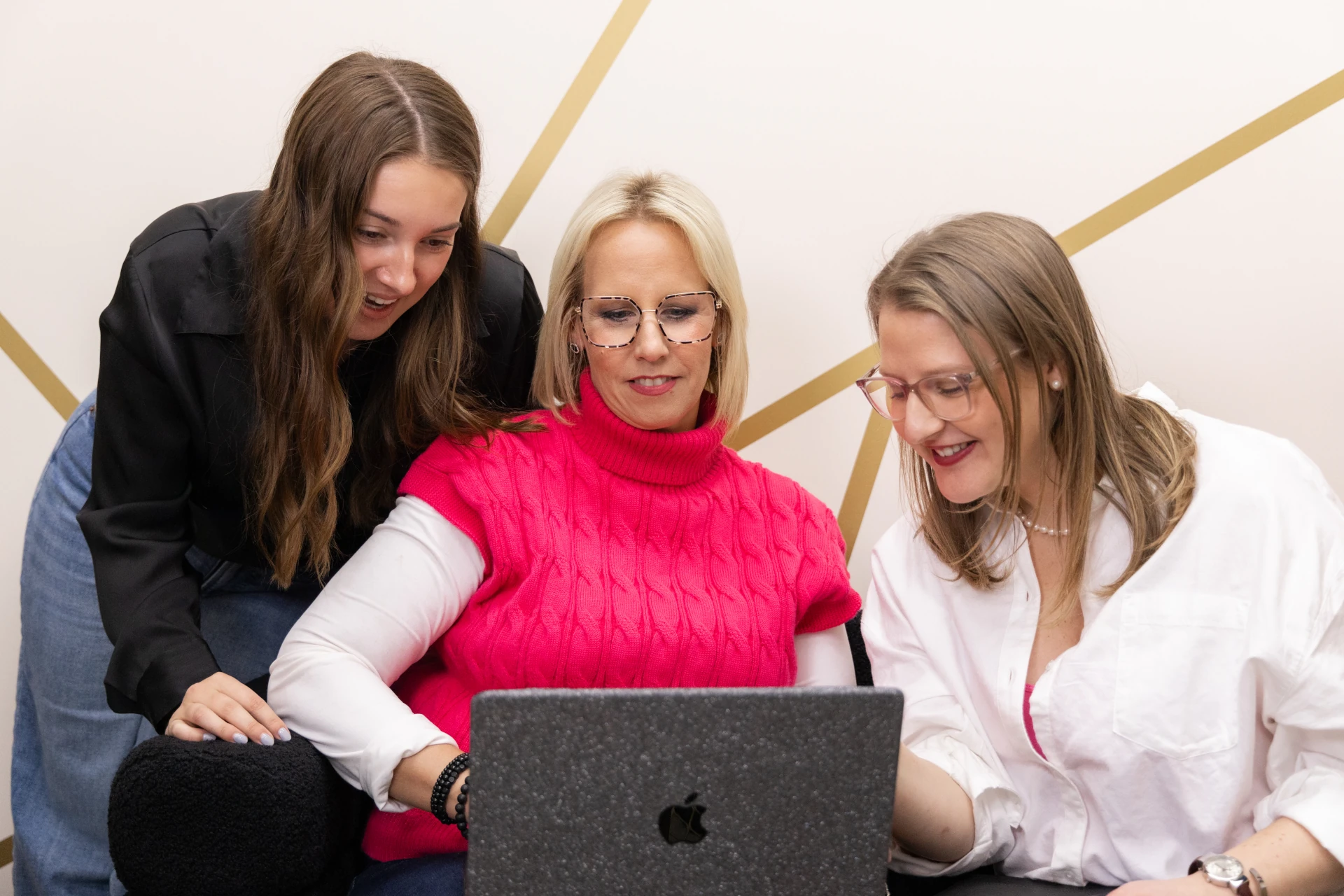 3 women looking at a computer