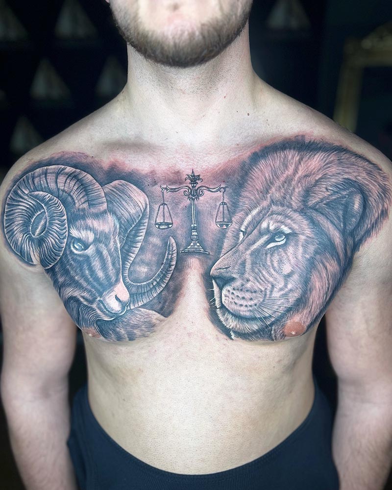 Symmetrisches schwarzgraues Brusttattoo mit geschwungenen Linien und dichten Schattierungen.