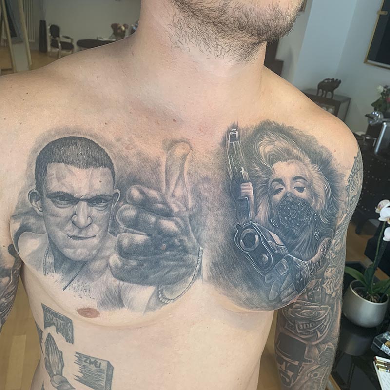 Großflächiges Brusttattoo mit zwei Porträts und dunklen Schattierungen.