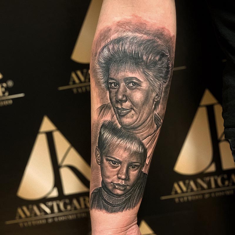 Tattoo mit zwei übereinander angeordneten Gesichtsporträts.