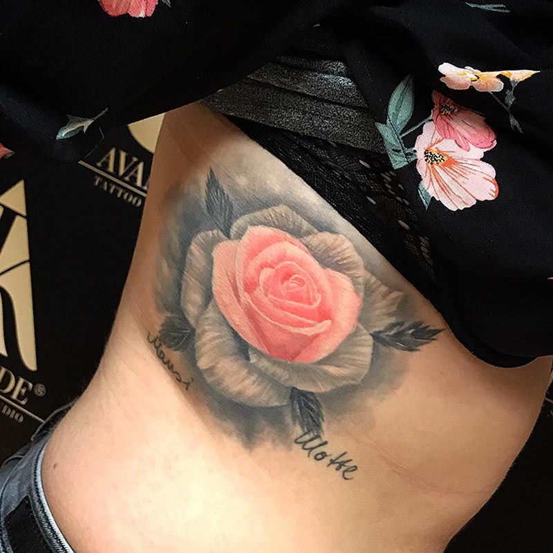 Rote Rose mit schwarzgrauen Blättern als Tattoo.