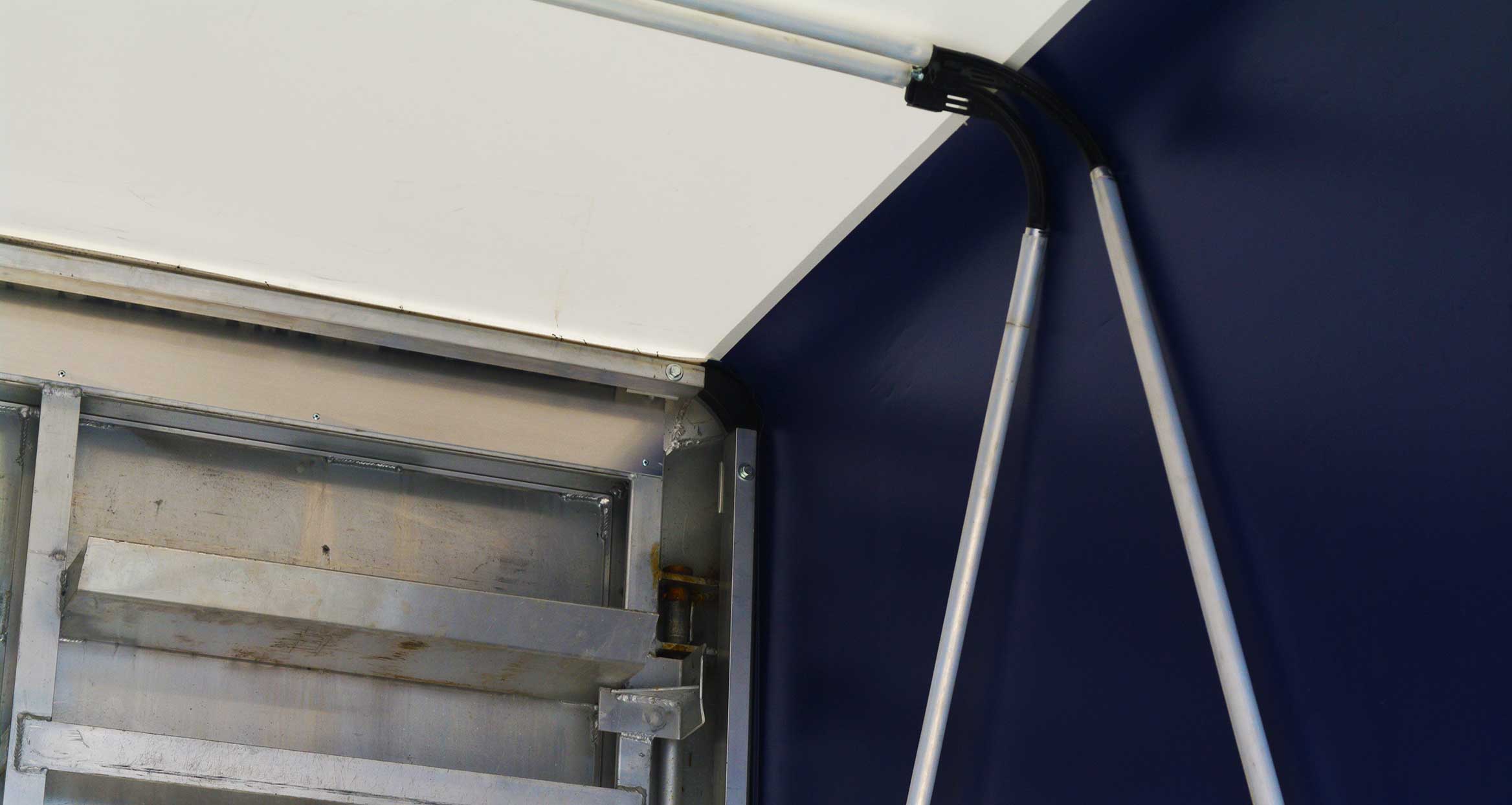 Top right corner of a truck using zippy tarp.