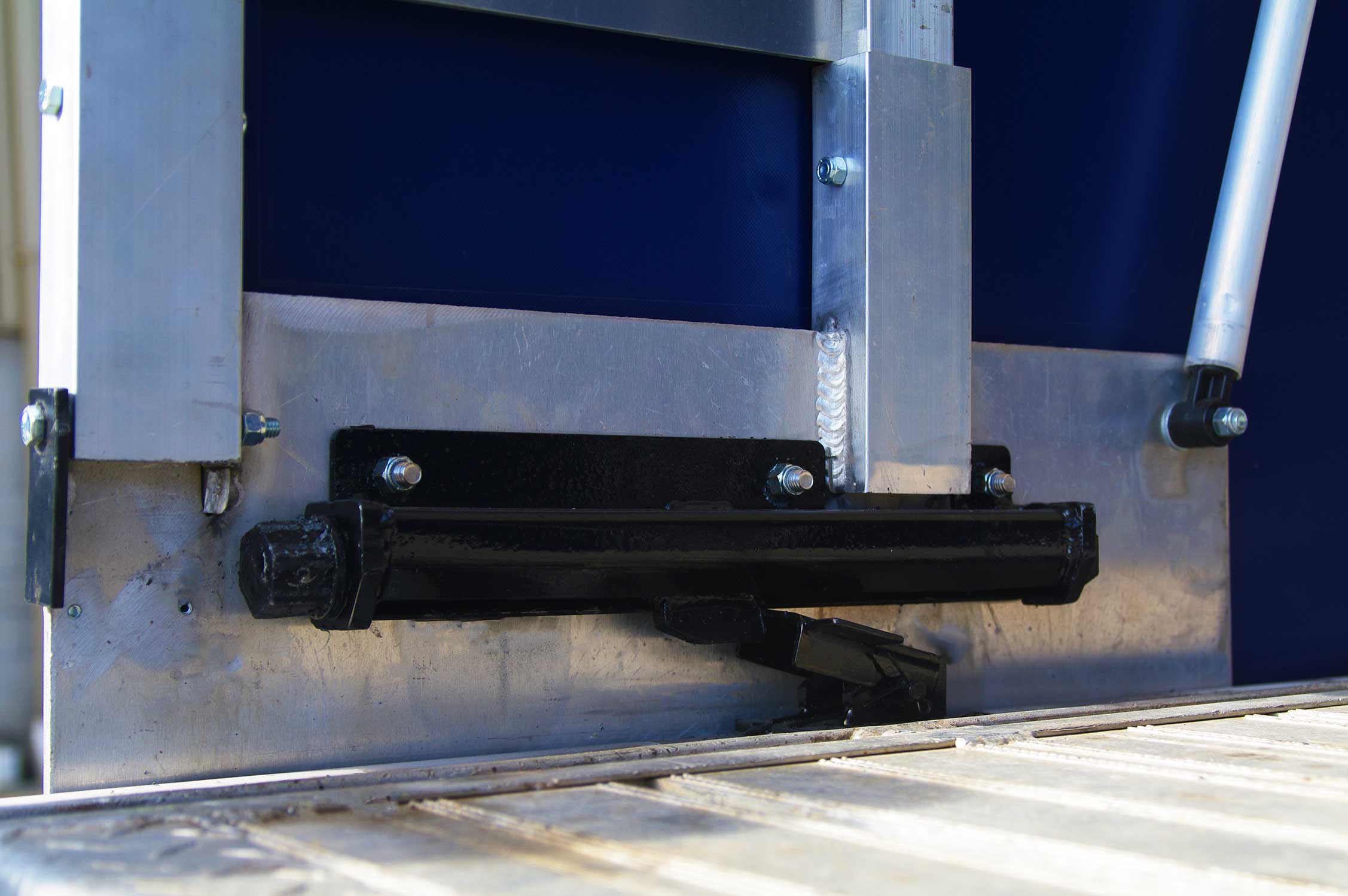 Bottom left junction of a Zippy Tarp in use.