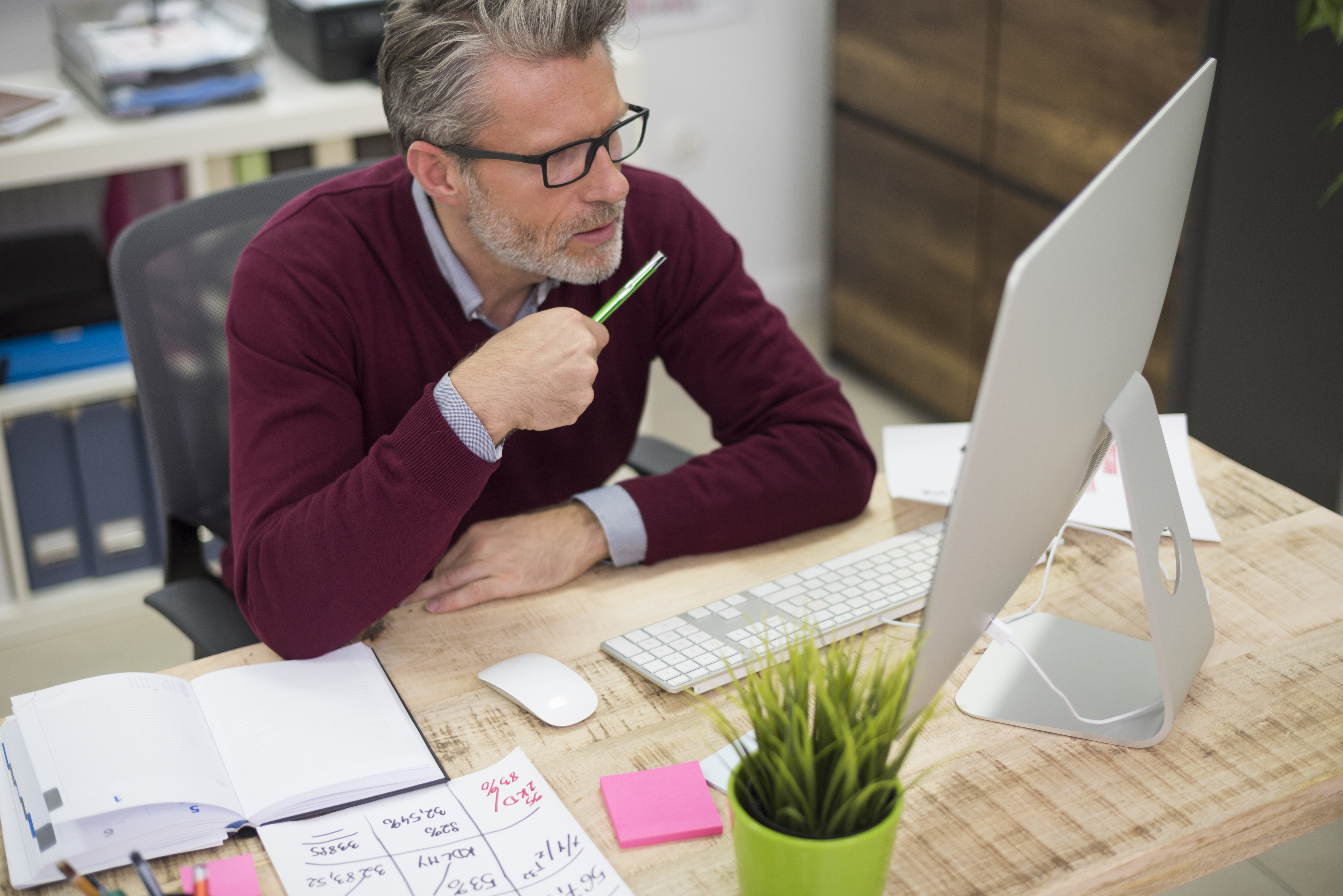 4 pièces de puzzle blanche sur une table en bois
