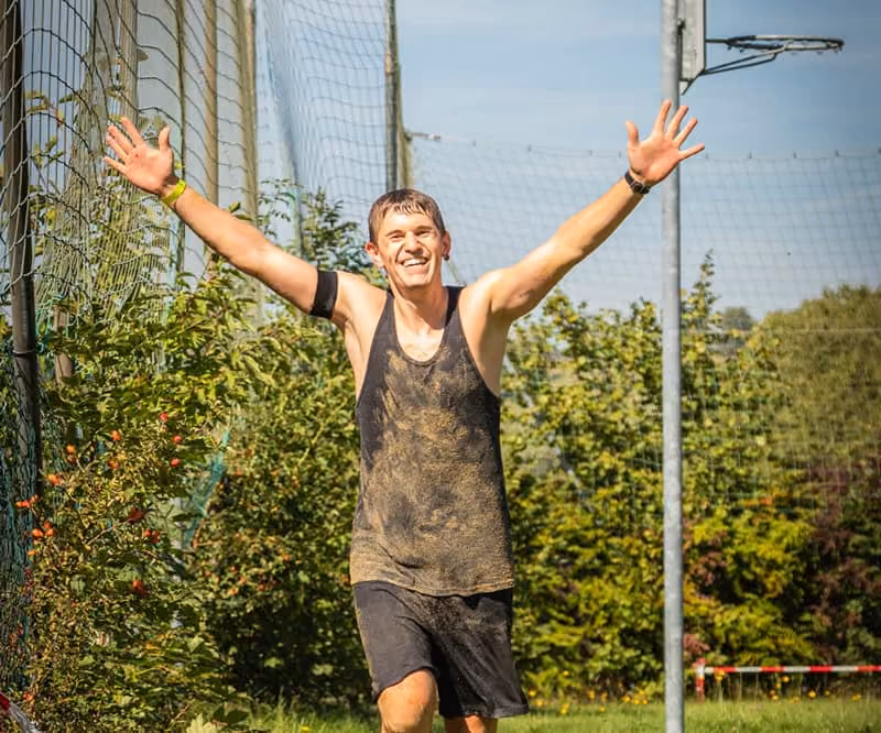 Vor Freude strahlender Teilnehmer, welcher die Strecke des Erz-X-Cross erfolgreich absolviert hat.