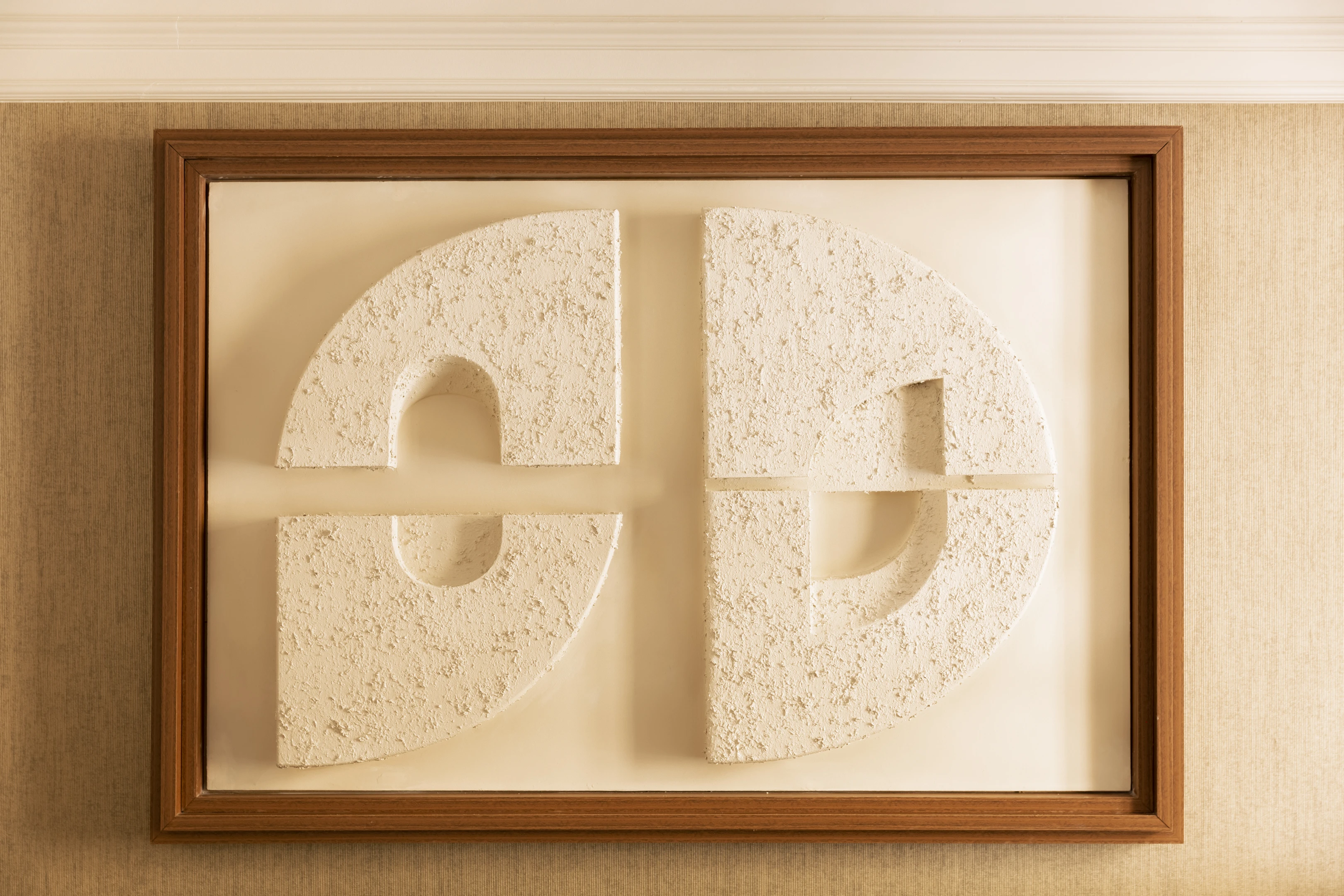 Éclipse, sculpture murale en relief encadrée de bois