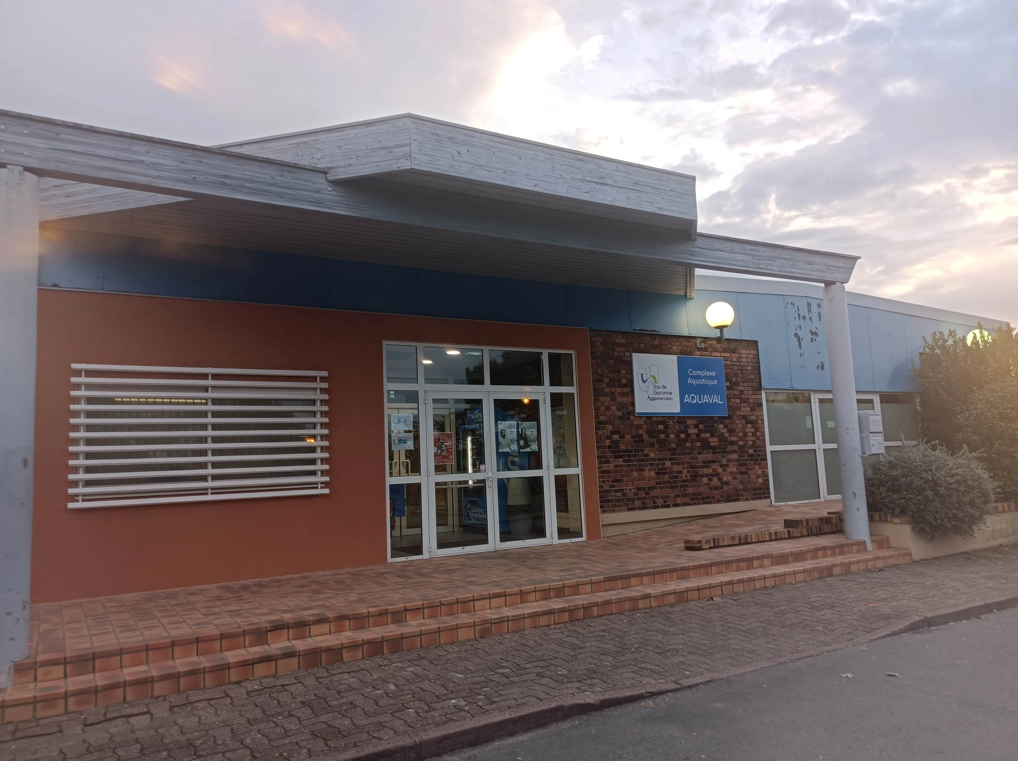 Entrée du centre aquatique Aquaval à Marmande