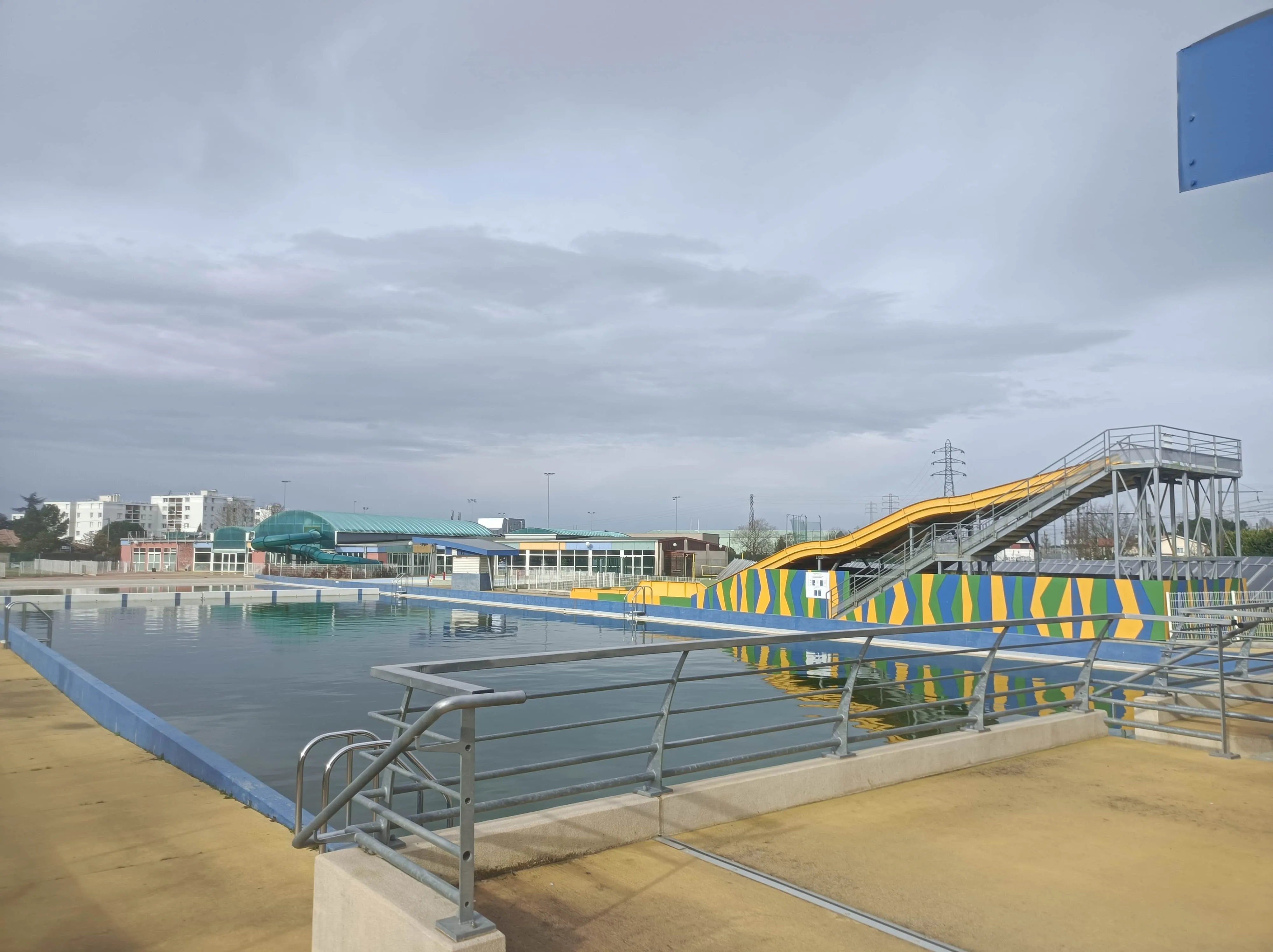 Entrée du centre aquatique Aquaval à Marmande